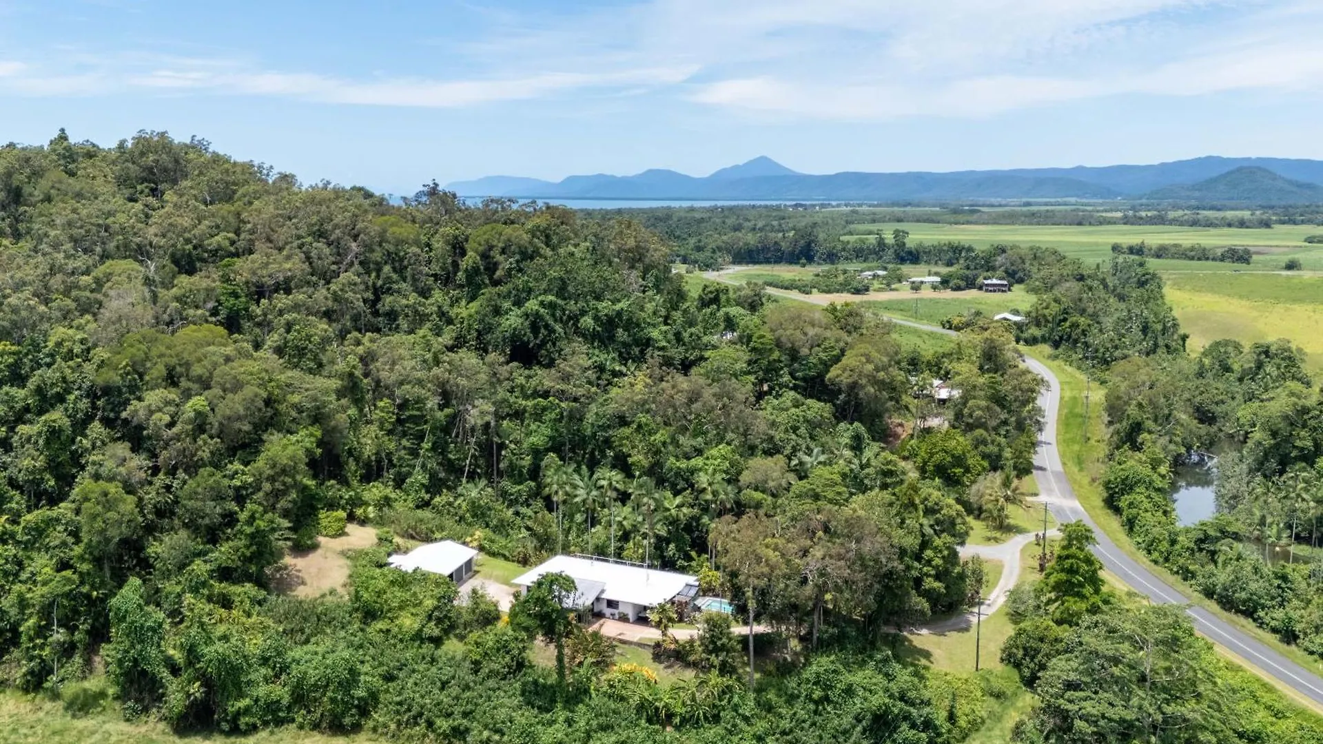 Rainforest Retreat In Bamboo Miallo
